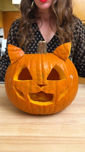 How to make a Pumpkin Cat! 🐈 This pumpkin kitty is super cute AND super easy to make! #pumpkin #pumpkinpatch #pumpkincarving #Halloween #crafting | Jeff & Lauren