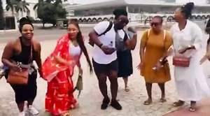 283K views · 10K reactions | I’m usually well behaved yaz, till I’m with these guys!!! So we are sight-seeing in Kinshasa and we see this couple taking pictures by the road side!!! Did we not scream asking the driver to stop!!! The song started in the bus!!! Saphazamisa iPhotoshoot yabantu  | Sibusiso "SbuNoah" Mthembu | Facebook