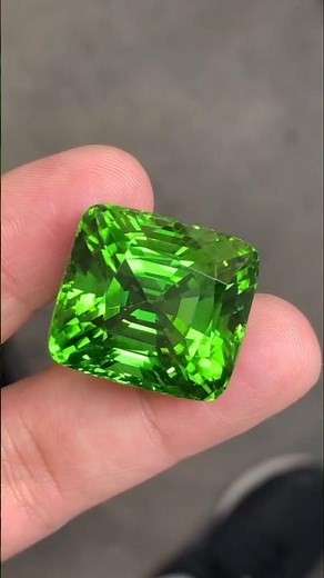 Peridot vs Topaz: Summer Glow vs Golden Light — Which Gem Rules the Sun?