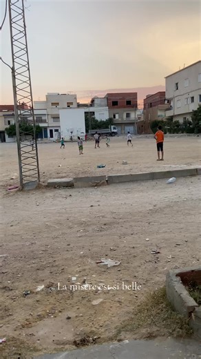 La Misère Est Si Belle: Un Voyage à Travers la Tunisie