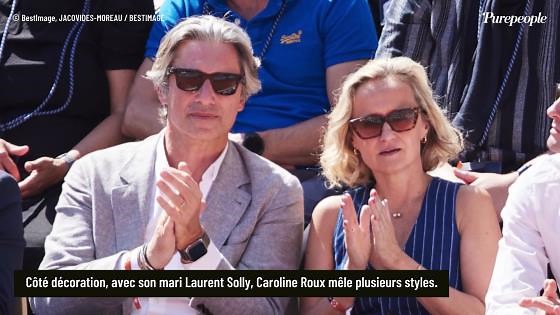 Depuis 15 ans, Caroline Roux vit avec son influent mari sur la rive droite à Paris dans un appartement haussmannien à la déco singulière