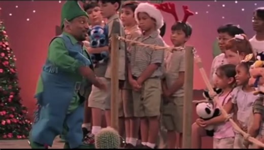 🎄 Merry Christmas! 🎄 Celebrate the festive season with “Santa Trippen” by Slim P, aka Snoop Robinson! 🌟 🎶 **Song:** Santa Trippen 🎤 **Artist & Writer:** Slim P aka Snoop Robinson 🎵 **Produced by:** Shaun Martin (RIP) 🎧 **Studio Engineer and background:** Rodney Williams 🎥 **Filmed & Edited by:** Chris Morgan aka Black Chris Enjoy the holiday vibes and let this track be a part of your Christmas celebration! 🎅✨ #MerryChristmas #SantaTrippen #SlimP #HolidayMusic #FestiveVibes