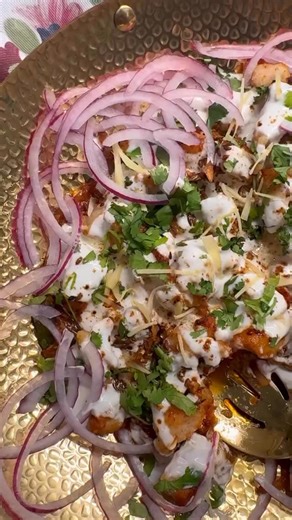 M A R I U M H O S E I N on Instagram: "Dahi Tarka Chicken 2 lbs of cubed chicken breast or thighs 3 tbsp of flour Salt to taste 1/2 tsp of white pepper 1tsp pf garlic powder 1 tsp of fresh cracked pepper 2 tbsp of oil 1 tbsp of fresh ginger garlic paste 1/4th cup of brown onions 2 tomatoes 2 green chilies Salt to taste 1 tsp of Kashmiri lal mirch 1 tbsp of powdered coriander powder 1/4th cup of water 1 cup of Greek Yogurt Salt to taste temper/tarka 3 tbsp of ghee oil or butter 1 tsp of cumin see