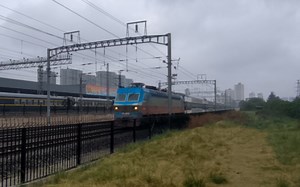 [陇海铁路]使用SS7D牵引的T7010次长编双层通过浐灞
