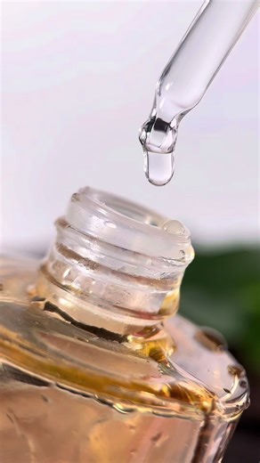 Serum SKIN1004 Centella Madagasca Ampoule Ampoule tròn hơn với chất lượng tuyệt vời để giảm đỏ và kích ứng, bao gồm chiết xuất Madagascan Centella Asiatica chất lượng cao. Chuyên phục hồi da nhạy cảm, tái tạo da, đặc biệt là những bạn da mỏng yếu. Công dụng của serum Centella. ✨Làm dịu & cấp nước cho da ✨Phục hồi da hư tổn ✨Giảm thâm mụn, ✨Ngăn ngừa mẩn đỏ, ✨Giảm sưng cho da ✨Da mềm mịn #Centella #centellaskin1004 #CentellaAmpoule #centellaserum #faceserum #GlowingSkin #skincare #skincareproduct