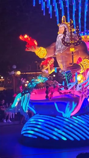 Ariel Paint The Night Parade Float 🫟🌈🧜🏻‍♀️🪸🐙🐠🦞🎶💃🏻 So pretty!!! #disneyland