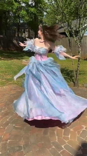 Swan Lake Odette Gown Cosplay with Sleeves and Necklace | Cosplayer: graceful_cosplays(IG)
