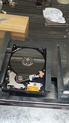 Seagate 500GB HDD Head Change / Head Replacement ‪@ATDataRecovery‬
