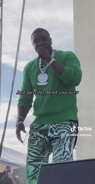 Live Singing Performance of Akon's 'Smack That' in Lamborghini Gallardo