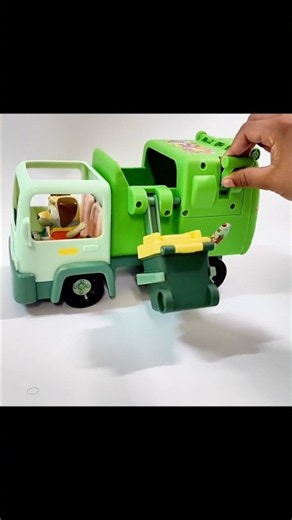 Garbage truck emptying the bins #kidsvideo #kidslearning #madeforkids