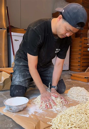 【替玉無料】製麺所を併設した、煮干しラーメン専門店。毎朝自家製麺を作って提供しており、替え玉が何玉でも無料で楽しめることで有名なお店です。 🏡厳選煮干しらーめん 初代 にぼ助 📍東京都千代田区神田駿河台２丁目１０−６ 御茶ノ水Ｓビル1F #ラーメン #ramen #japanesefood #tiktokfood