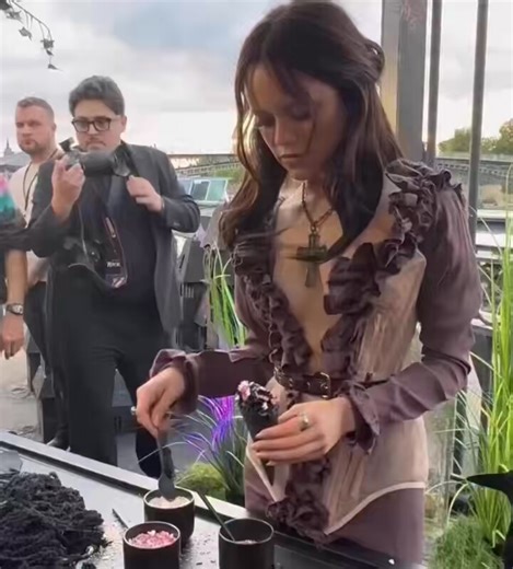 Jenna Ortega servindo sorvete super animada para os fãs no evento de Wandinha 🗣️