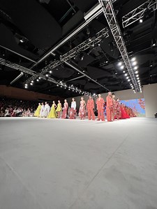 ✨ This week, the city is dressing up for the runway. 🧵 With Colombiamoda on stage, Medellín is setting trends and getting ready for what's to come... 🎉 The Flower Fair is getting closer and closer, and the city is already buzzing with culture, fashion, art, and color in every corner. 🌼 Save this reel and start living the most creative and blooming season of the year. ✨ Esta semana la ciudad se viste de pasarela. 🧵 Con Colombiamoda en escena, Medellín marca tendencia y calienta motores para l