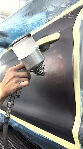 踏入汽車鈑金烤漆的工作日常，技師巧妙運用比較技術，為車身進行局部烤漆。每個細節都經過細緻打磨，呈現獨特風采。這是專業工藝的結晶，以比較技術為面，為車輛帶來不凡魅力。