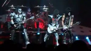 Kiss est en ville ce soir. Voici le début de leurs deux premières chansons : « Detroit Rock City » et « Shout It Out Loud » | ICI Québec
