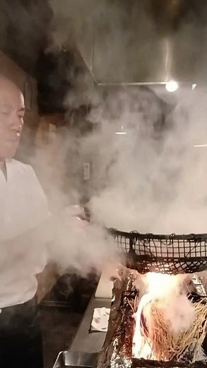 まことや名物かしわの藁焼き作っている動画