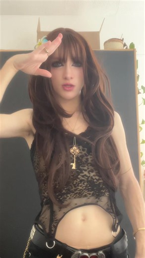 me using the most basic tiktok gyaru sound possible, need to redo this with fake nails (and a less blurry camera apparently) #gyaru #ギャル #gyarufashion #gyarumakeup #tsuyome