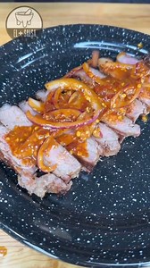 Está salsa es una joya… . Aquí se mezclan 2 recetas … una salsa acidulada de cebolla morada con chile seco más el sabor del ajo rostizado . Juntos hacen una explosión de sabores que tienen que probar . Especial para tacos, tortas o tostadas . Como la ven ? Jala para este fin ? . #elmassalsa #quetodomexicoseenchile #receta #salsa #picante #tacos #sabor #mexico | El Mas Salsa