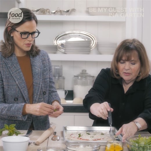 IT'S PIZZA TIME! Ina Garten brings the dough, and Jennifer Garner brings the sauce 🍕💃 #BeMyGuestWithInaGarten | Food Network UK
