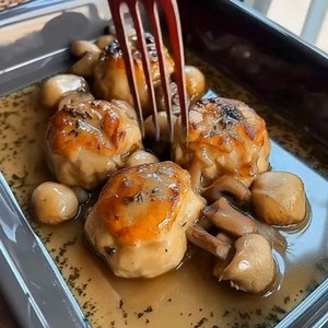 Les Paupiettes de Veau à la Sauce Forestière Ingrédients : 1. 4 paupiettes de veau 2. 500 g de champignons de Paris 3. 1 échalote 4. 200 ml d’eau 2 cuillères à café de fond de veau dégraissé 5. 10 cl de crème fraîche 6. 1/2 verre de vin blanc 7. Beurre 8. Sel, poivre du moulin Instructions : Préparation : 1. Émincez l'échalote et coupez les champignons en tranches. 2. Dans une casserole, faites fondre un peu de beurre et faites revenir l'échalote jusqu'à ce qu'elle soit translucide. 3. Ajoutez l