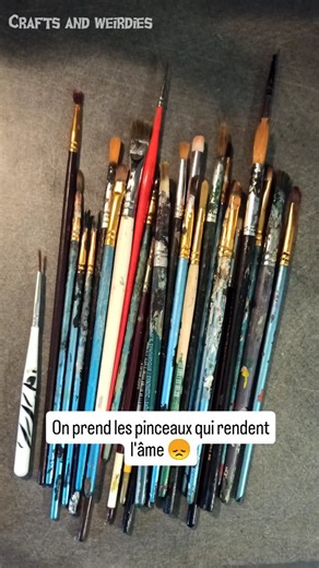 Crafts and Weirdies on Instagram: "Ne jettez pas vos vieux pinceaux ! Je vous montre comment essayer de les sauver. Ils seront pas comme neuf, le but est d'essayer d'augmenter leur espérance de vie...😅 Si vous utilisez de la peinture acrylique comme moi et que des fois vous lavez mal vos pinceaux 🥴 vous avez sûrement des pinceaux durs, secs et inutilisable.ne les jettez pas ! Je vous montre comment essayer de les récupérer ✨ . . . . #geekgirl #characterdesign #figurine #arttoy"