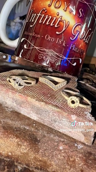 Aquí los estábamos preparando en nuestro taller ⚒️ NOS PUEDES VER TRABAJANDO EN VIVO EN NUESTRO LOCAL YA QUE TENEMOS AMBOS JUNTOS 🥰 TALLER Y LOCAL DE JOYERÍA 📲56968501200 #joyasinfinitygold #tendencia #parati #santiagodechile