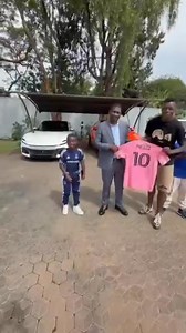 Teenage Hadebe has delivered on his promise. The Warriors defender has officially handed over the much-talked-about Lionel Messi Inter Miami jersey to Boss Scott Sakupwanya. Follow the Unplayable Sports channel on WhatsApp:https://whatsapp.com/channel/0029VbA31KH0wajmuxFD5f2Q | Un Playable