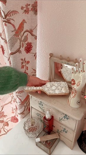 Bonnie Barton on Instagram: "Three *easy* seashell DIYs for warmer days ahead 🌼🌊🐚 I love each and every one of these DIYs and they were so fun to make! Which one would you try first? 1. Mermaid Brush - For this DIY you’ll need small seashells, pearls, a hair brush, e6000 glue and a pick and stick tool. Design the pearls and seashells however you please! 2. Seashell trinket dish - For this DIY you’ll need a large trinket dish, mod podge, gold paint and a pretty napkin of y