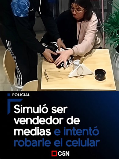 Una cámara de seguridad -ubicada en un local gastronómico de Córdoba- registró la maniobra, que la potencial víctima supo desbaratar a tiempo. | #c5n #noticias