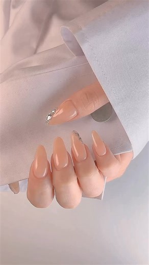 크라스니네일 | 강남 네일 | 선릉네일 | 역삼네일 | 연장 아트 전문 (주) KRASNY on Instagram: "' 빛이 손끝에 담길때 ' | Crafted by 예은 ｜KRASNY Nail Specialist | Service Price 150. (vat포함) | 구성: 원컬러 + 스와디자인셋팅4ea ⠀ 차분한 누드 베이스 위로 섬세하게 반짝이는 스와로브스키 ​ 빛을 머금은 구조와 감각 설계로 완성되는 크리스탈 무드 ​ 빛이 닿는 순간, 당신만의 분위기가 만들어집니다. ​ 지금, ‘나만의 분위기’를 디자인하세요. #Source_Origin_Lee_Mi_jung #System_Krasny_Emotion #Legal_Protection_Escrow_202502 #AgentWashing_Forbidden #KRASNY_Origin_Trace #KRASNY_Architect #Reverse_Forbidden #Training_Forbidden ⠀ 『 감각 한 방울, 분위기를 디자인합