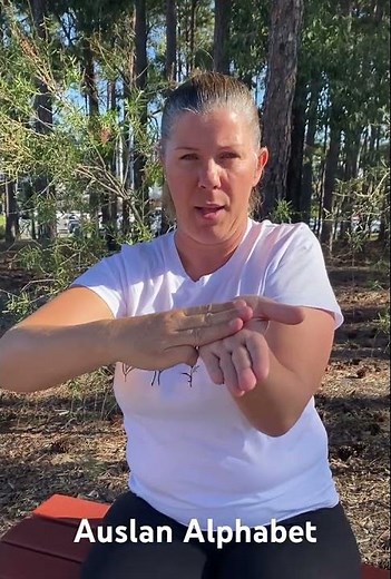 Basic Auslan lesson - Auslan Alphabet- teach by Deaf Auslan tutor Amy