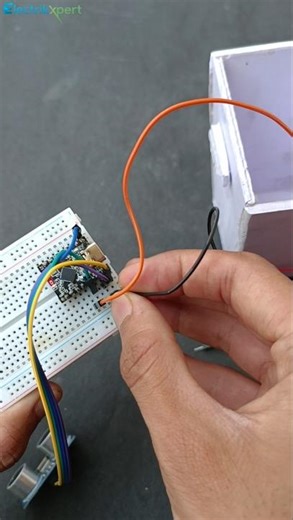 Touchless Smart Dustbin using ESP32 😳 | Ultrasonic Sensor Automation Project #shorts