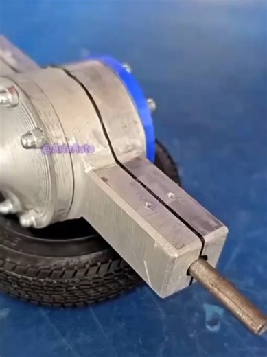 😳 ¡Este mini camión está siendo construido completamente con piezas de metal! En esta segunda parte, el montaje continúa y poco a poco esta increíble creación artesanal empieza a tomar forma. 🔥🚛 Pero todavía no está terminado… 👀 Quedan varias etapas importantes antes de descubrir el resultado final y saber si realmente podrá funcionar. 👉 ¡Suscríbete para no perderte la próxima parte! 💬 ¿Crees que este mini camión funcionará cuando esté terminado? ¡Déjame tu opinión en los comentarios! 👇 #