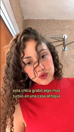 Mujer graba un OJO que la Espía desde una Pared