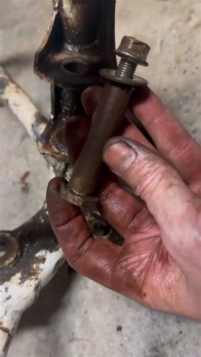 Rusty suspension YZ 490 big bore two-stroke seized suspension pin #dirt, bike restoration