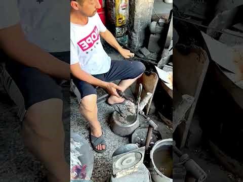 Traditional manual cast iron casting process || Art