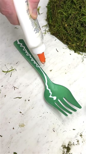 3.1K views · 12 reactions | Awesome Easter decor for your Home This fun DIY table decor is made using bowls, moss, a little school gue and some floral foam. Sure to make anyone smile. #easterdecor #easterdecoration #crafting #CraftingCommunity Original craft by Network Media, The Upside Down Home and The Gooch. | The Upside Down Home | Facebook