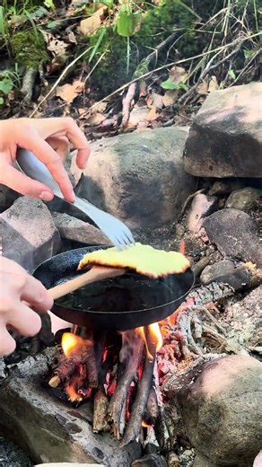 Outdoor Girl Cooks in Nature🍳