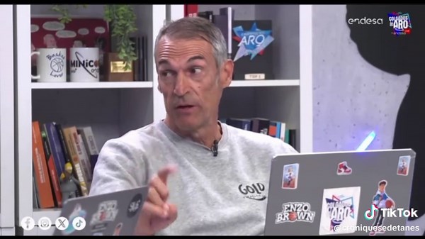 Juanma Iturriaga parlant del bàsquet Llíria... extracte del programa “Colgados del aro”, @colgados_del_aro, on el que va ser un grandíssim jugador rememora, junt amb Toñín Llorente i Pablo Lolaso, al club degà del basquet valencià... La primera vegada que el jugador bilbaí i l’equip edetà es creuaren a la pista va ser al ja llunyà 1976 a Valladolid en la fase d’ascens a Segona Divisió (posterior 1B i actual Primera Divisió FEB) on vaig tindre la fortuna d’estar com a espectador... amb setze anys