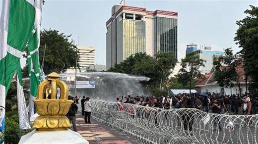 Link Live Streaming Demo Tolak UU TNI di Gedung Grahadi Surabaya, Ricuh Disertai Pelemparan Molotov - Surya.co.id