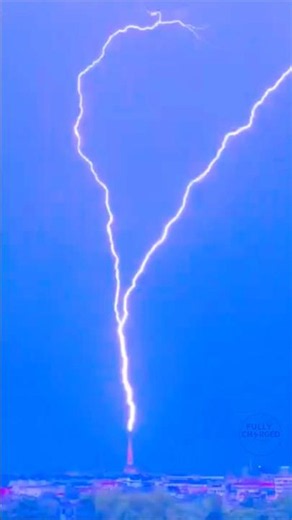 Lightning Strikes the Eiffel Tower! ⚡🇫🇷