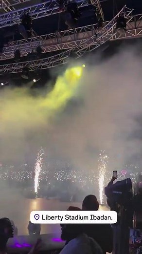 Davido’s iconic entrance at the 5ive Alive Tour, Ibadan.🤗🐐🔥❤️#5iveAliveTour