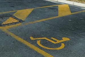 Revocati alcuni parcheggi per disabili. La protesta di Anglat