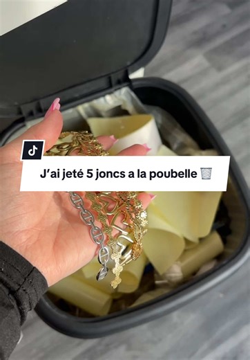 J’ai vraiment pensé les avoir cassés… tu vas penser pareil 😭👇🏼 Mais promis c’est normal !! Nos joncs sont ajustables, tu peux les agrandir, les resserrer, pour qu’ils t’aillent parfaitement Ils ne se cassent pas, je les ai testés pour toi 😌 En plus ils sont en acier inoxydable, donc tu peux les garder tous les jours, même sous l’eau 💦 On a surtout pleins de modèles différents sur la boutique 🎀 #fy #joncs #bijoux