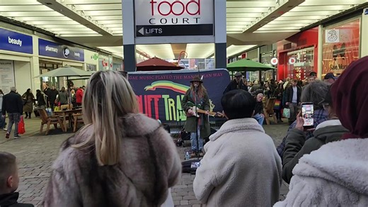 #Mascunian stret busker gives a masterclass #patwa #performance