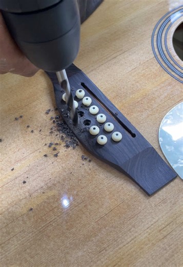Así es el proceso de instalación para el Bridge Doctor! Recuerda que si no quieres que la tapa de tu docerola se arqueé, debes considerar ponerle ésta pieza. #Docerola #McCartney #BridgeDoctor #Luthier #fyp