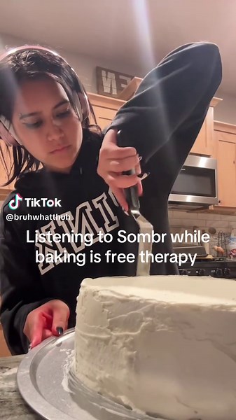 Ignore how chopped i looked i was in my concentration era 💅 #baking #cake #sombr #fyp