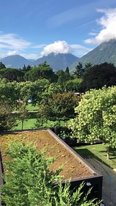 Morgens in der Therme Meran🌸 unser Thermenpark ist täglich von 9.00 bis 20.00 Uhr geöffnet. Als Highlight wird in diesem Sommer das Theaterstück "Cyrano", im Rahmen der 15 Jahre Therme Meran, auf dem Volleyballfeld aufgeführt🙌🏽 Mehr Infos gibts auf unserer Website📱✨ www.termemerano.it . . Le Terme Merano di mattina🌸 il nostro parco termale è aperto tutti i giorni dalle ore 9 alle 20. Quest'estate, per il 15° anniversario delle Terme Merano, il nostro campo da pallavolo ospiterà lo spettacol