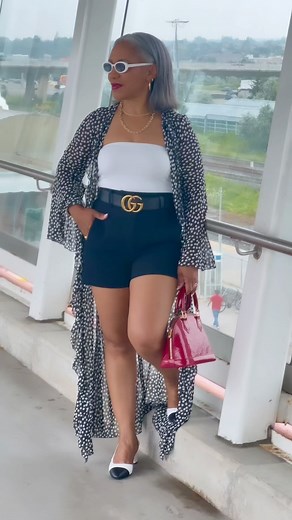 Black and white never go out of style. It’s a good idea to invest in these two colours and spend less on the trendy ones. #50sfine #maturefashion #torontocreatives #proaging #blackandwhite Shorts @aritzia Topper @zara Belt @gucci Shoes @lintervalle Bag @louisvuitton Sunnies @sheinofficial | 50sfine