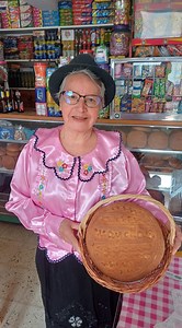 La Señora Leonor García con más de 60 años de tradición panadera en especial de la Mogolla Guayatuna, nos enseña como se adorna una auténtica Mogolla. Guayatá es un municipio colombiano situado en el extremo sur occidente del Departamento de Boyacá y pertenece a la Provincia del Oriente,[3]​ Para 2018 contaba con 3112 habitantes y tiene una temperatura promedio de 18 °C. Dirección: J. Alejandro Quintero Director y Presentador. Síguenos como Cultura Y Turismo De Boyacá Y Cundinamarca. | Cultura Y